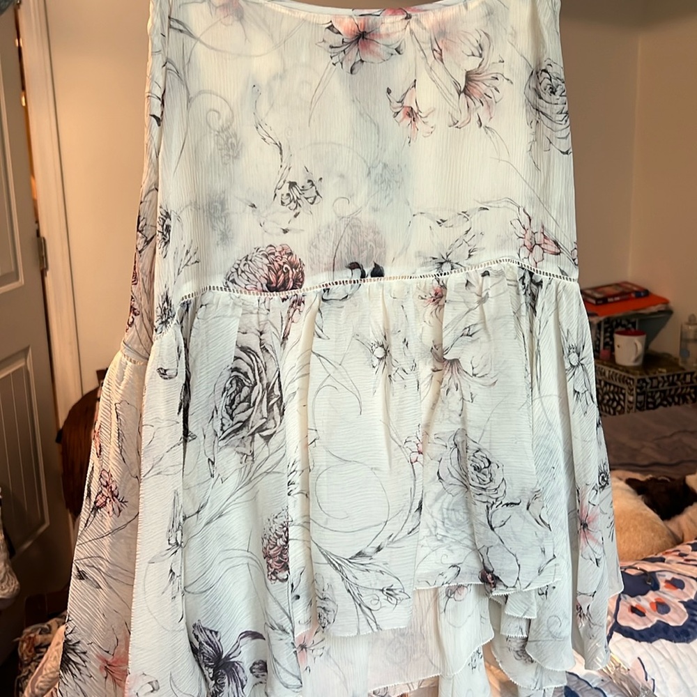 Marchesa Voyage silk summer skirt. Crinkled ivory with sketched florals. Size 6